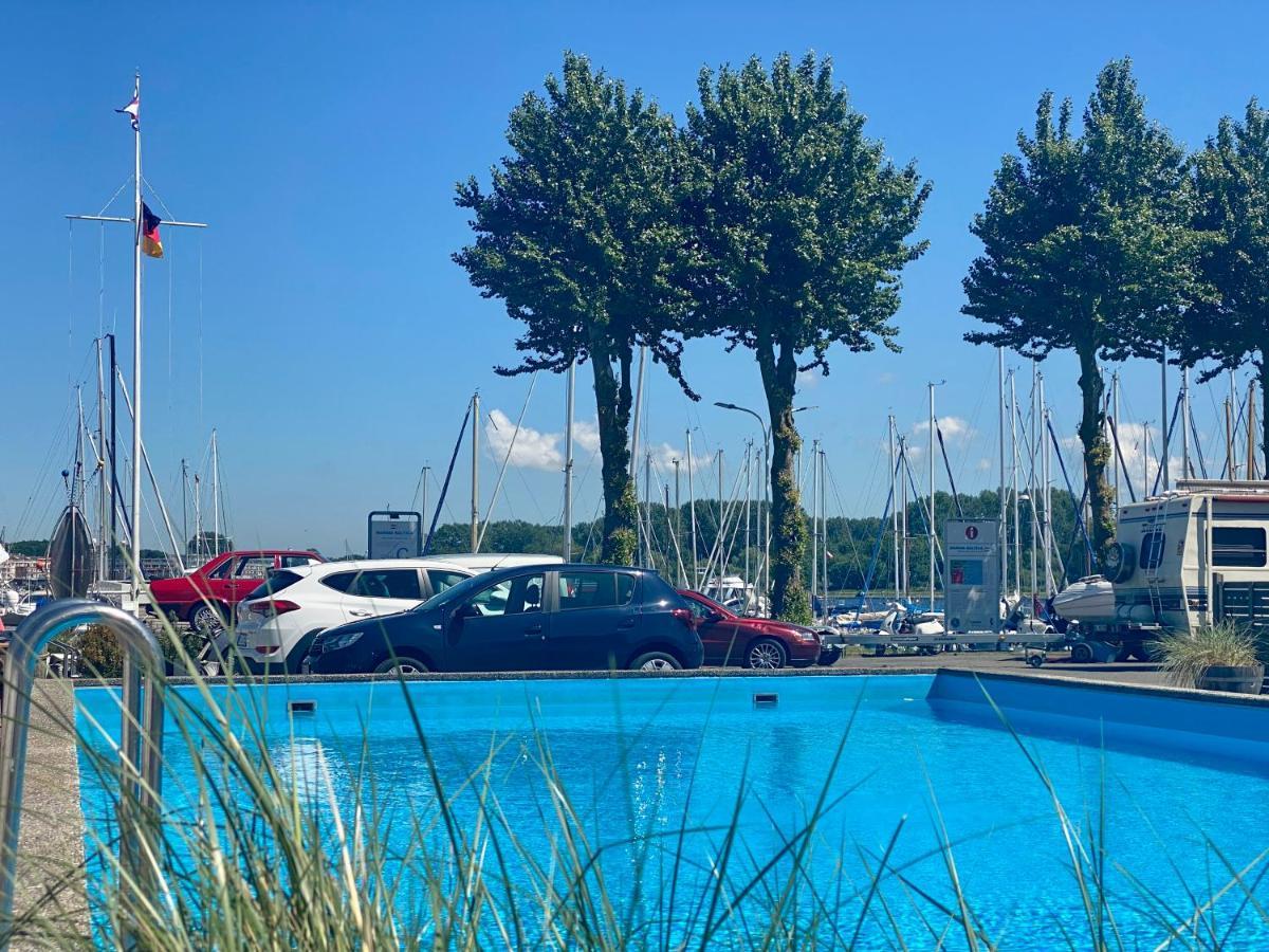 Hausboot Mit Traumlage In Luebeck-Travemuende Hotel Exterior foto